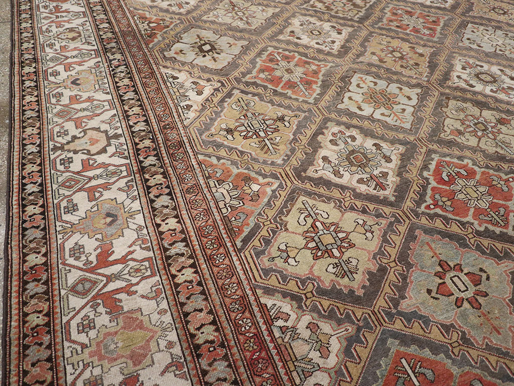 Antique Persian Bakhtiari Room Size Carpet, No.31136 - Galerie Shabab