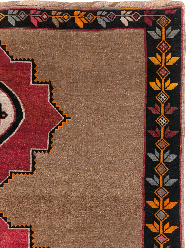 Vintage Turkish Anatolian Tribal Room Size Carpet, No.31141 - Galerie Shabab