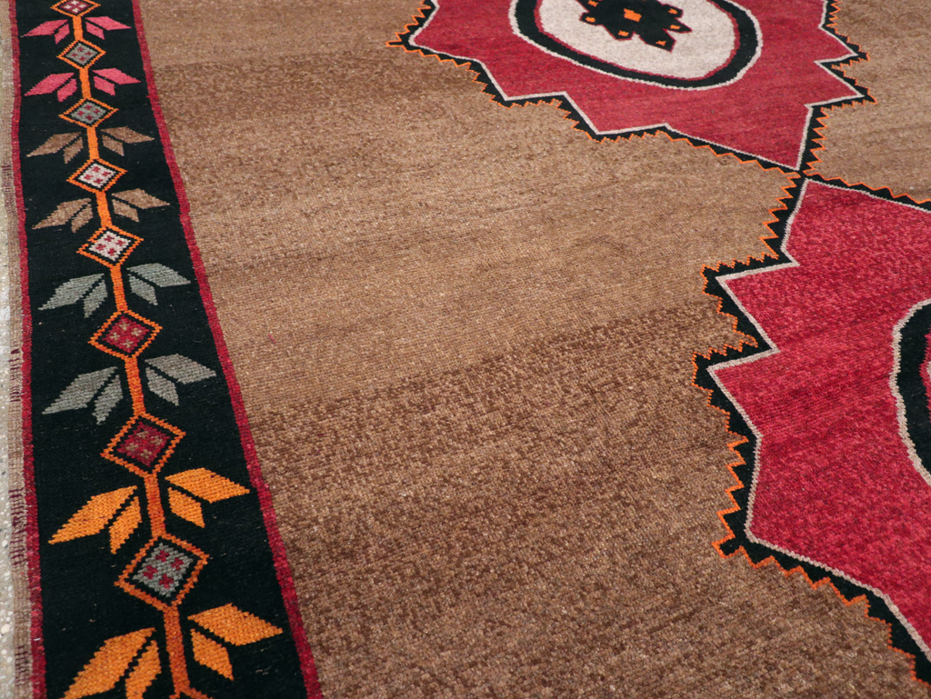Vintage Turkish Anatolian Tribal Room Size Carpet, No.31141 - Galerie Shabab
