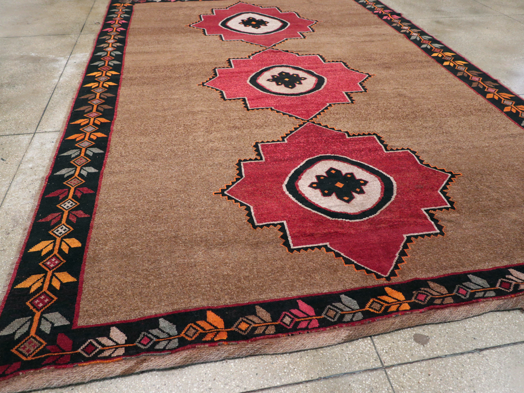 Vintage Turkish Anatolian Tribal Room Size Carpet, No.31141 - Galerie Shabab