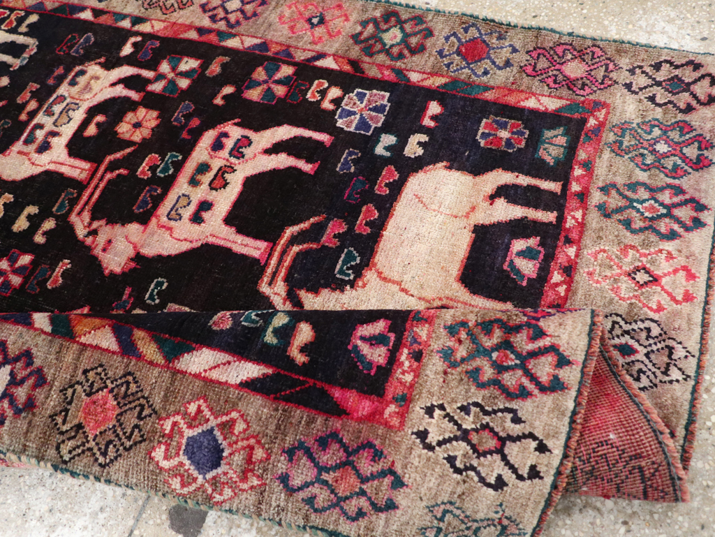 Vintage Pictorial Persian Shiraz Rug, No.31154 - Galerie Shabab