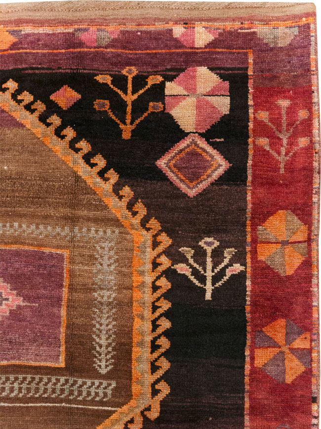 Vintage Turkish Anatolian Tribal Room Size Carpet, No.31218 - Galerie Shabab