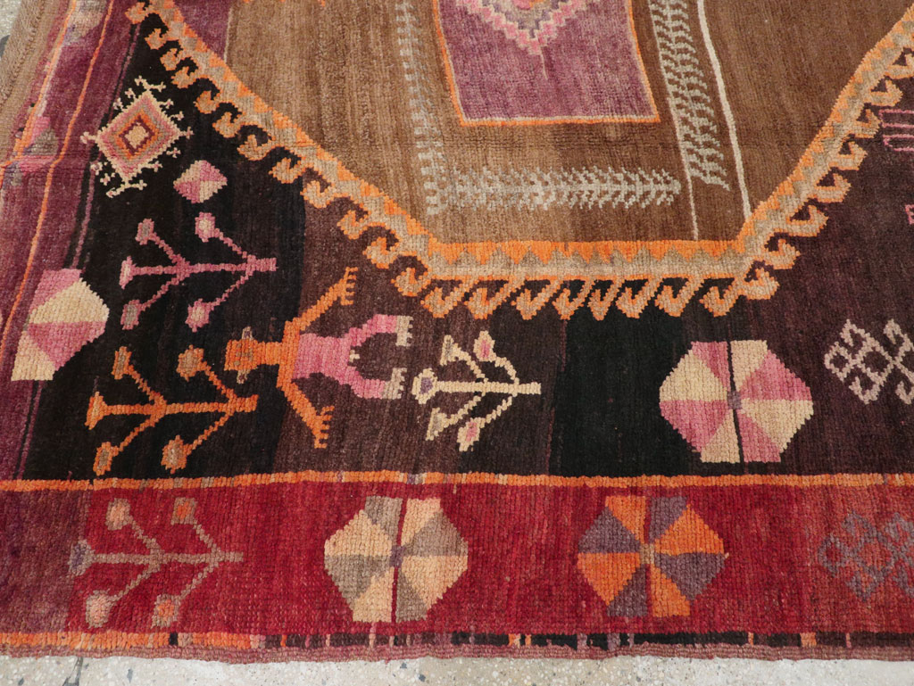 Vintage Turkish Anatolian Tribal Room Size Carpet, No.31218 - Galerie Shabab