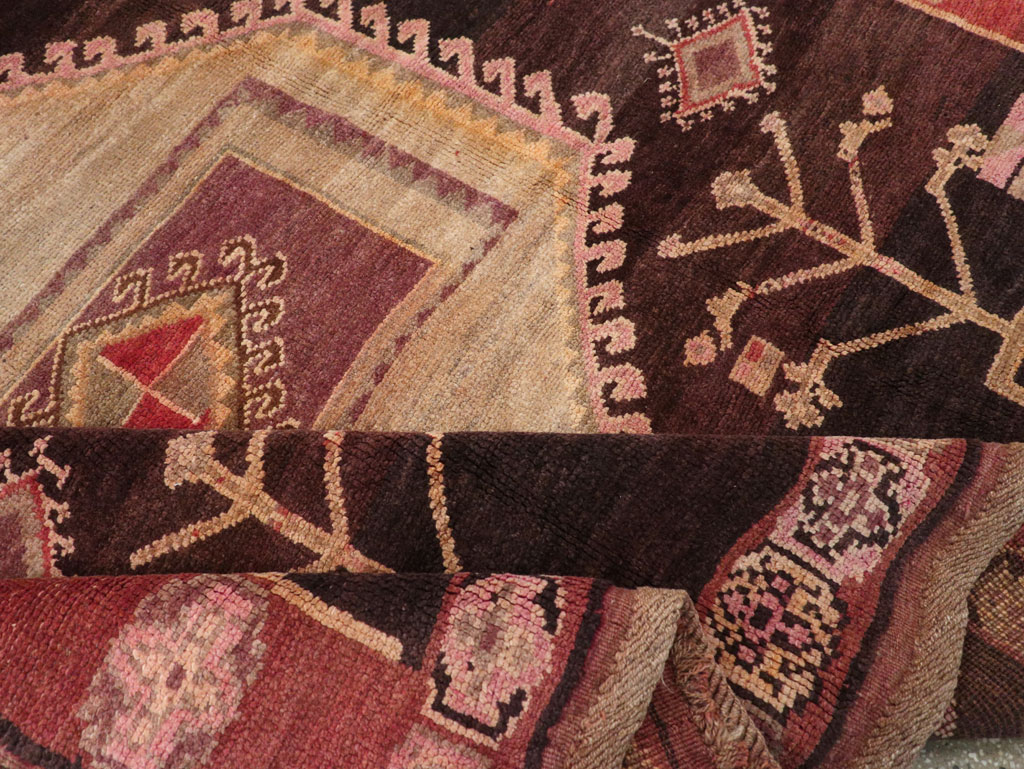 Vintage Turkish Anatolian Tribal Room Size Carpet, No.31218 - Galerie Shabab