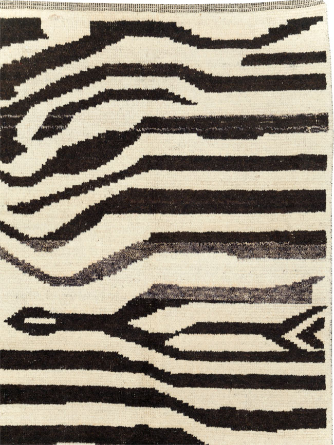Contemporary Turkish Zebra Print Room Size Carpet, No.31243 - Galerie Shabab