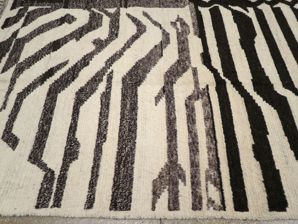 Contemporary Turkish Zebra Print Room Size Carpet, No.31243 - Galerie Shabab