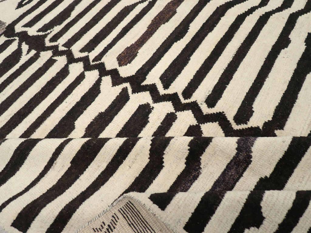 Contemporary Turkish Zebra Print Room Size Carpet, No.31243 - Galerie Shabab
