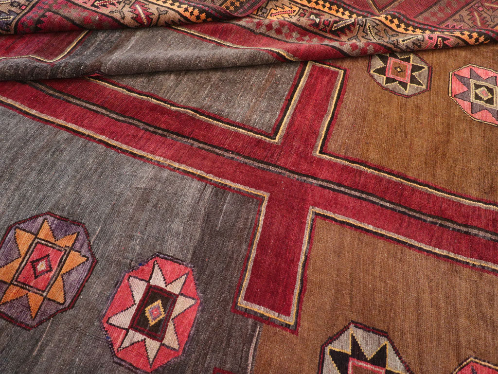 Vintage Turkish Anatolian Long Room Size Carpet, No.31268 - Galerie Shabab