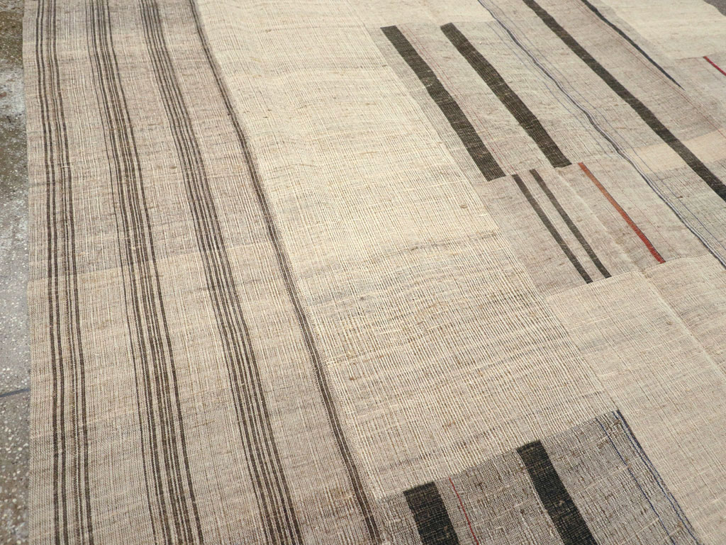 Vintage Turkish Flatweave Kilim Room Size Carpet, No.31287 - Galerie Shabab