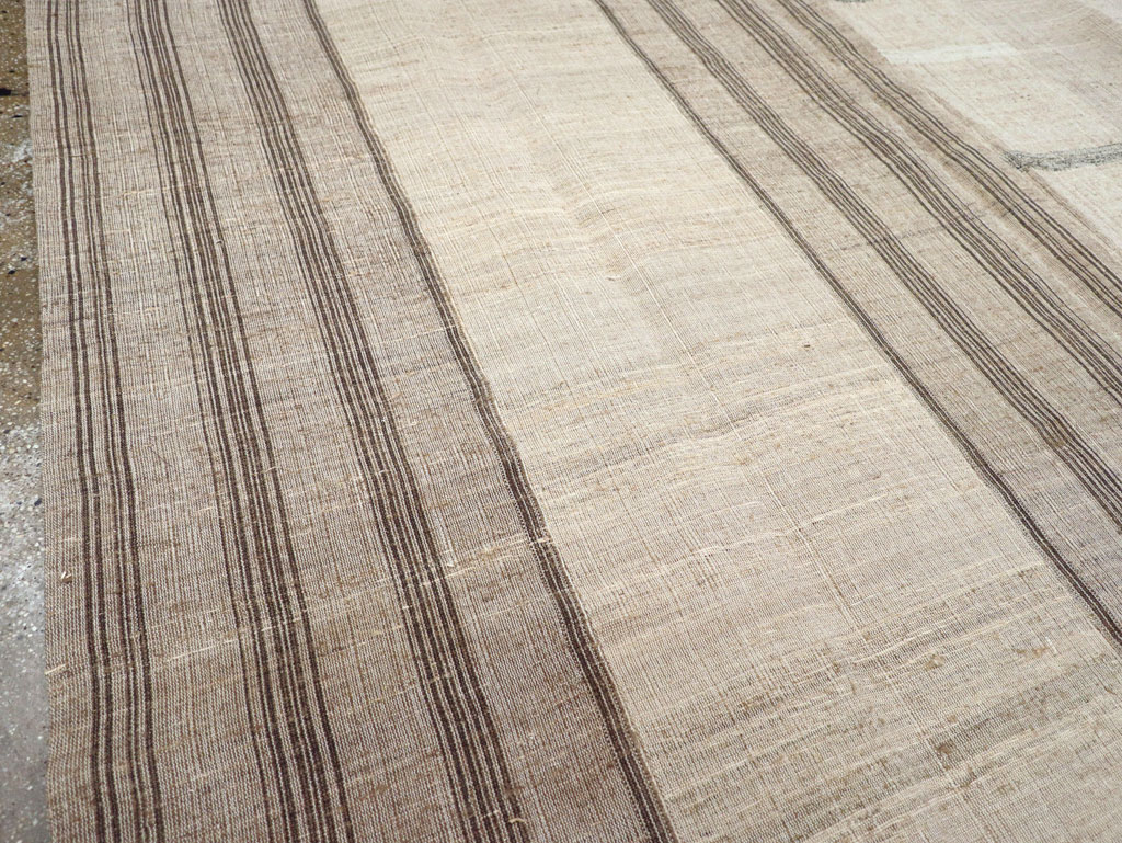 Vintage Turkish Flatweave Kilim Room Size Carpet, No.31292 - Galerie Shabab