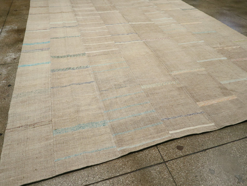 Vintage Turkish Flatweave Kilim Room Size Carpet, No.31298 - Galerie Shabab