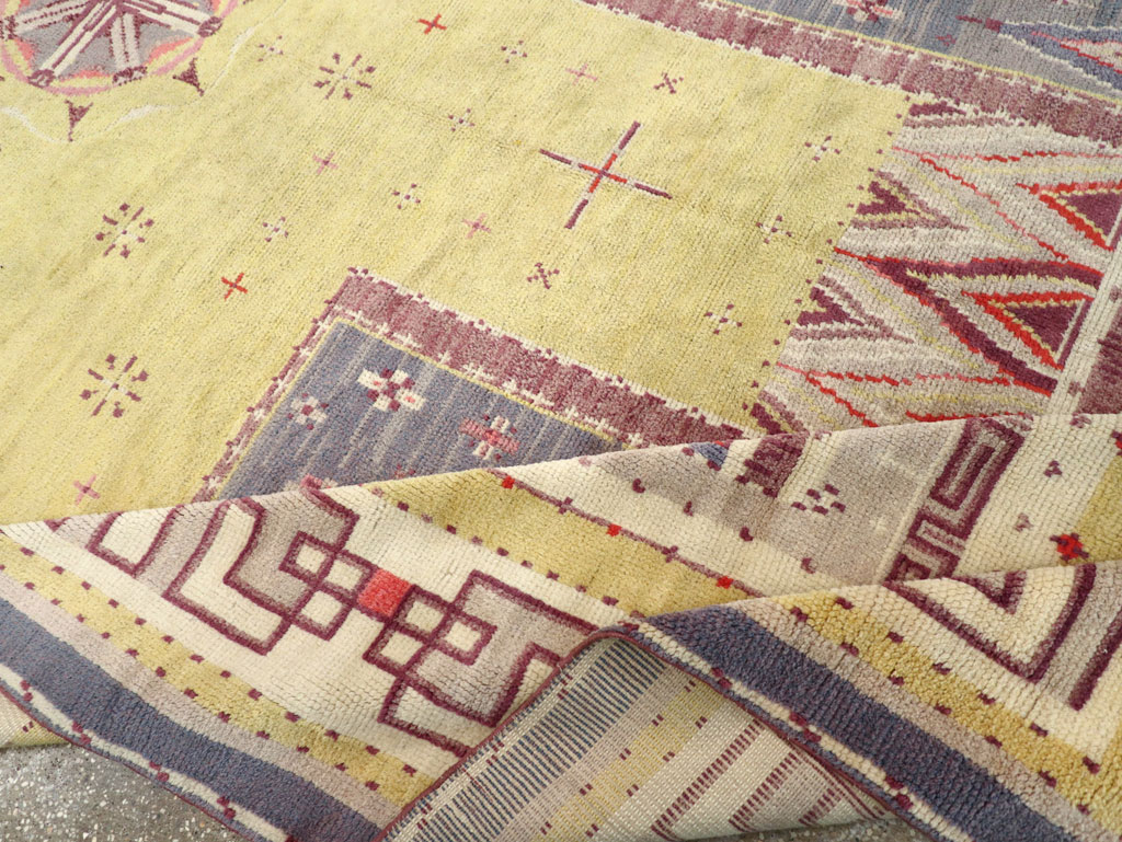 Vintage European Art Deco Long and Narrow Carpet, No.31337 - Galerie Shabab