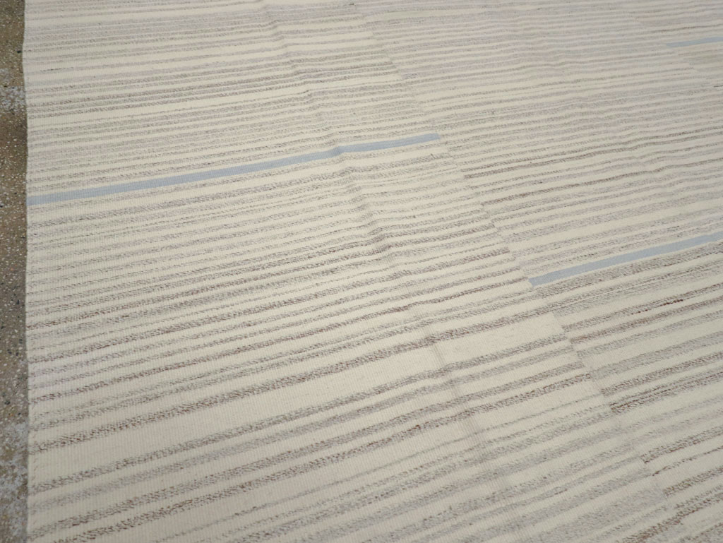 Contemporary Turkish Flatweave Kilim Room Size Carpet, No.31355 - Galerie Shabab