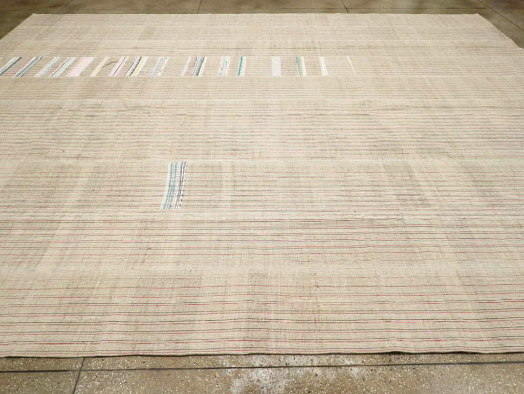 Modern Turkish Flatweave Large Room Size Carpet, No.31357 - Galerie Shabab
