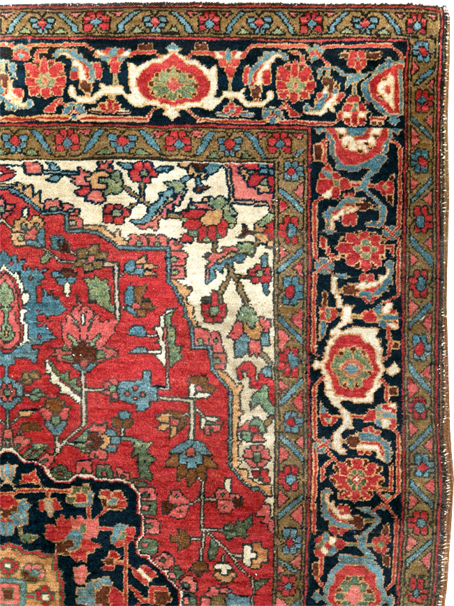 Antique Persian Heriz Accent Rug, No.31397 - Galerie Shabab