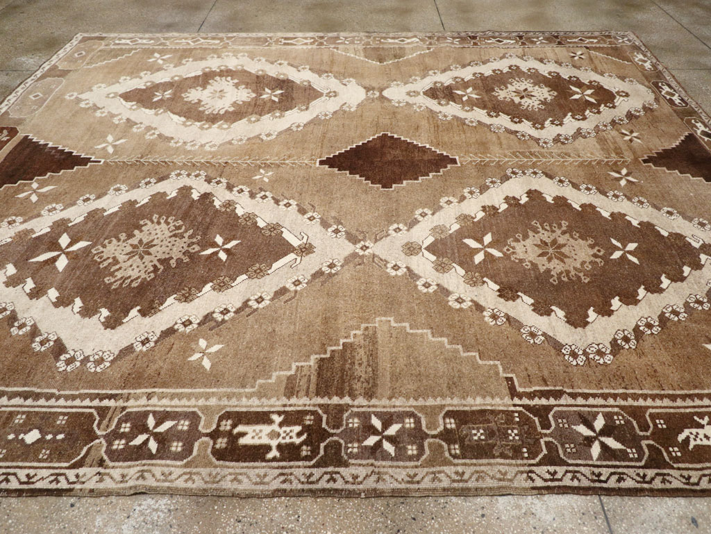Vintage Turkish Anatolian Room Size Carpet, No.31400 - Galerie Shabab