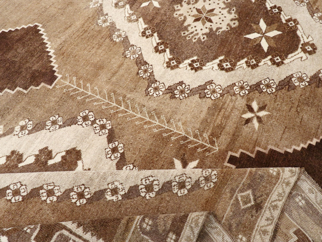 Vintage Turkish Anatolian Room Size Carpet, No.31400 - Galerie Shabab