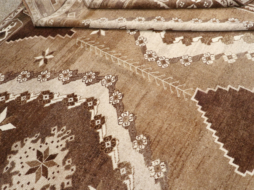 Vintage Turkish Anatolian Room Size Carpet, No.31400 - Galerie Shabab