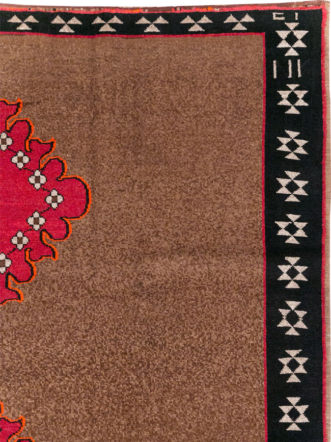 Vintage Turkish Anatolian Tribal Room Size Carpet, No.31420 - Galerie Shabab