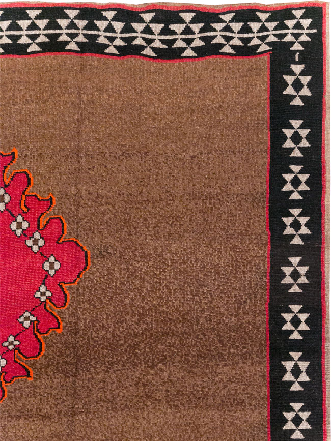 Vintage Turkish Anatolian Tribal Room Size Carpet, No.31420 - Galerie Shabab