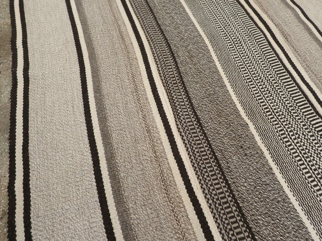 Modern Turkish Flatweave Room Size Carpet, No.31426 - Galerie Shabab