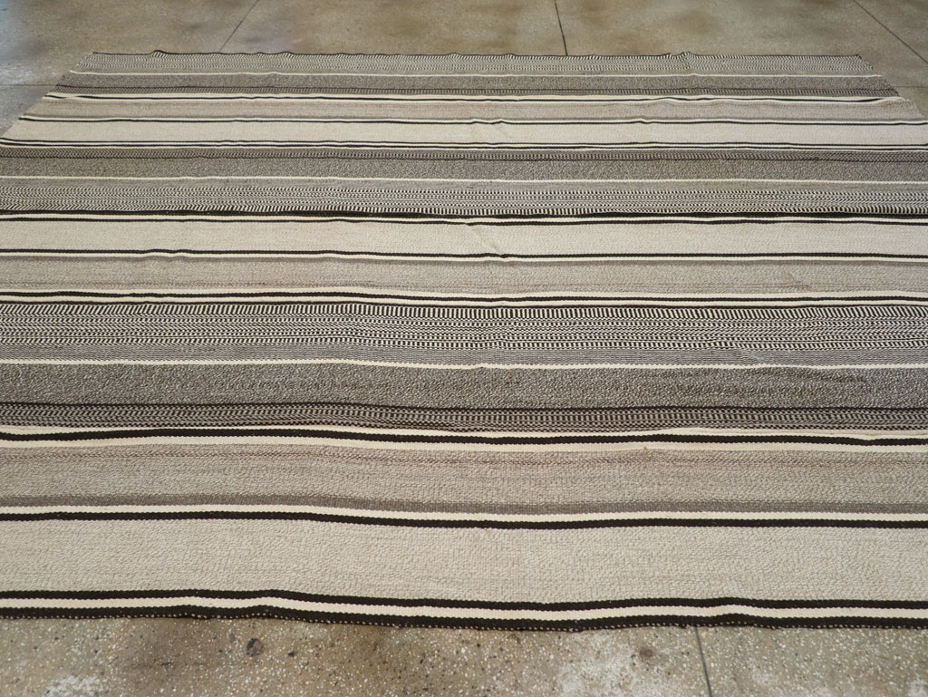 Modern Turkish Flatweave Room Size Carpet, No.31426 - Galerie Shabab