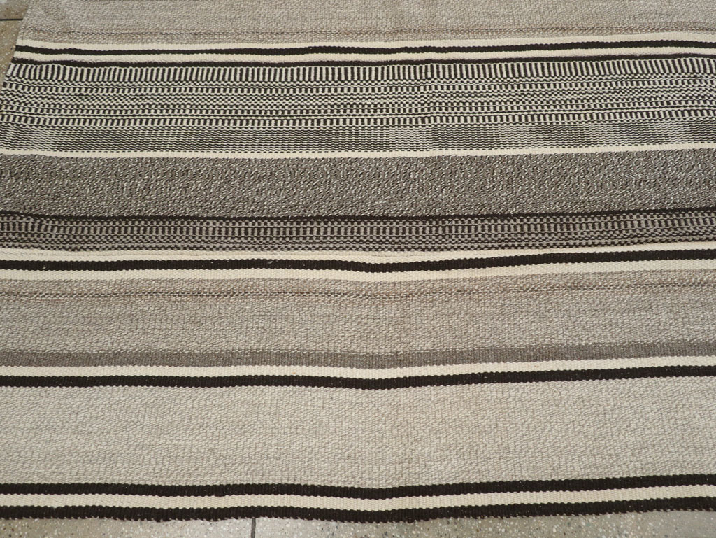 Modern Turkish Flatweave Room Size Carpet, No.31426 - Galerie Shabab