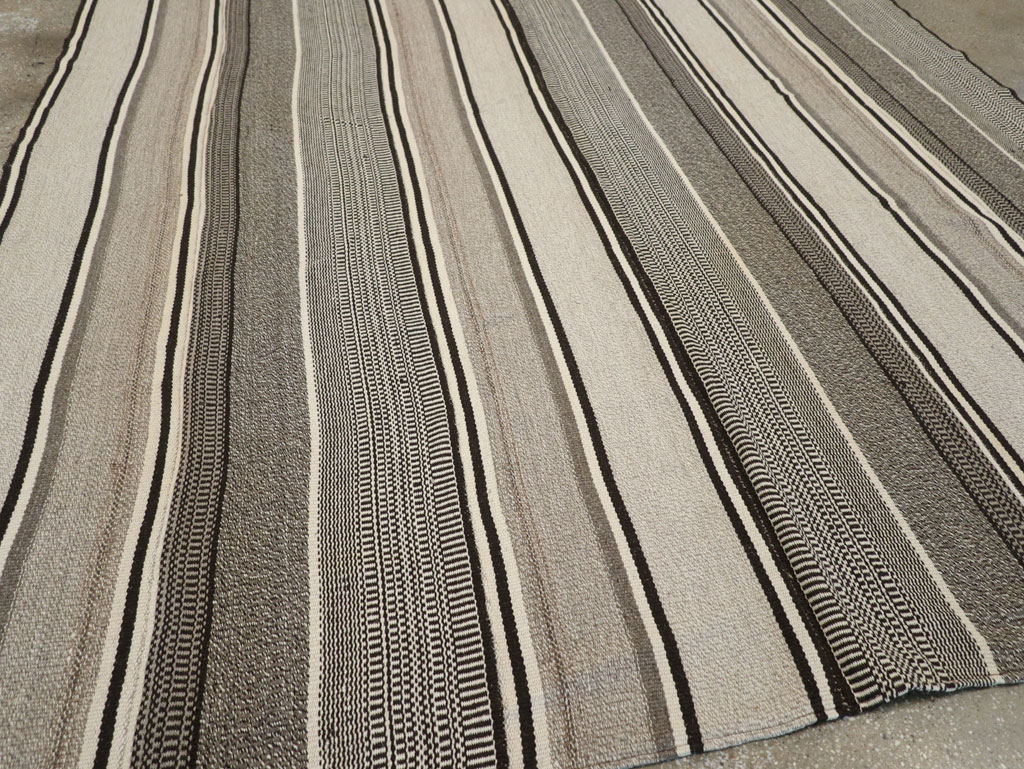 Modern Turkish Flatweave Room Size Carpet, No.31426 - Galerie Shabab