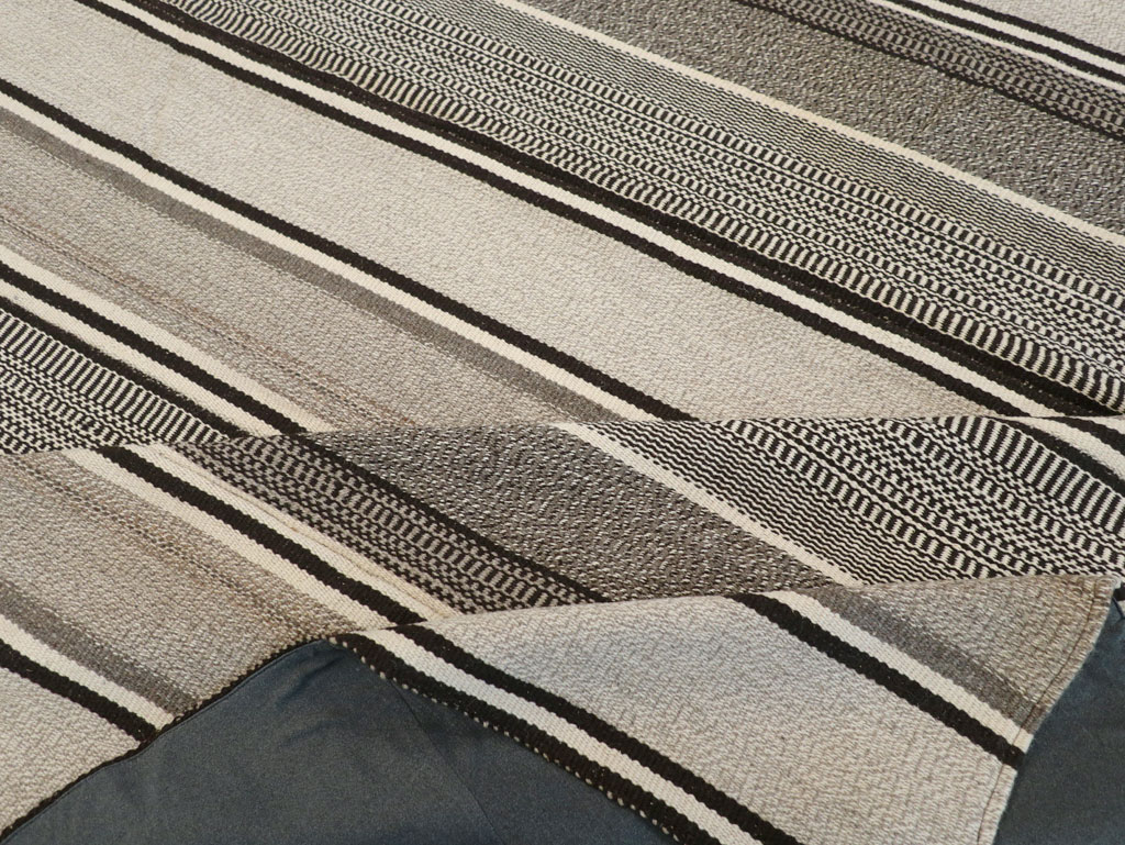 Modern Turkish Flatweave Room Size Carpet, No.31426 - Galerie Shabab