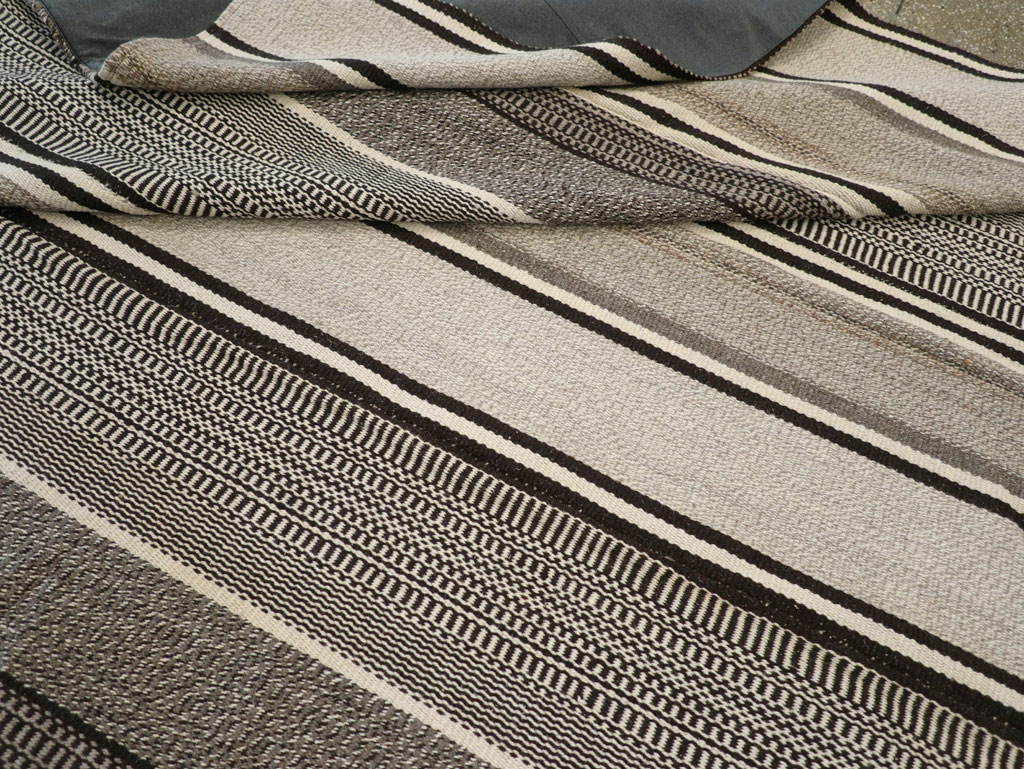 Modern Turkish Flatweave Room Size Carpet, No.31426 - Galerie Shabab