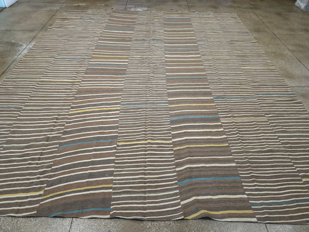 Modern Turkish Flatweave Large Room Size Carpet, No.31435 - Galerie Shabab