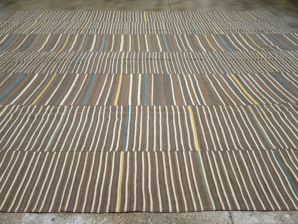 Modern Turkish Flatweave Large Room Size Carpet, No.31435 - Galerie Shabab