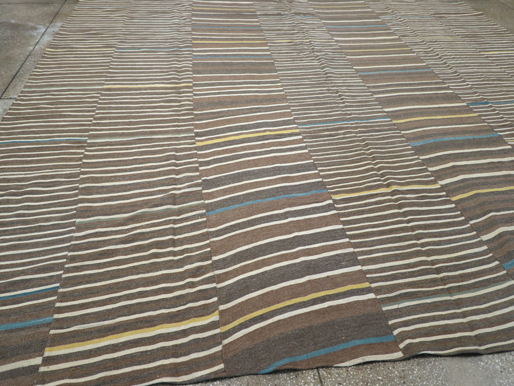 Modern Turkish Flatweave Large Room Size Carpet, No.31435 - Galerie Shabab