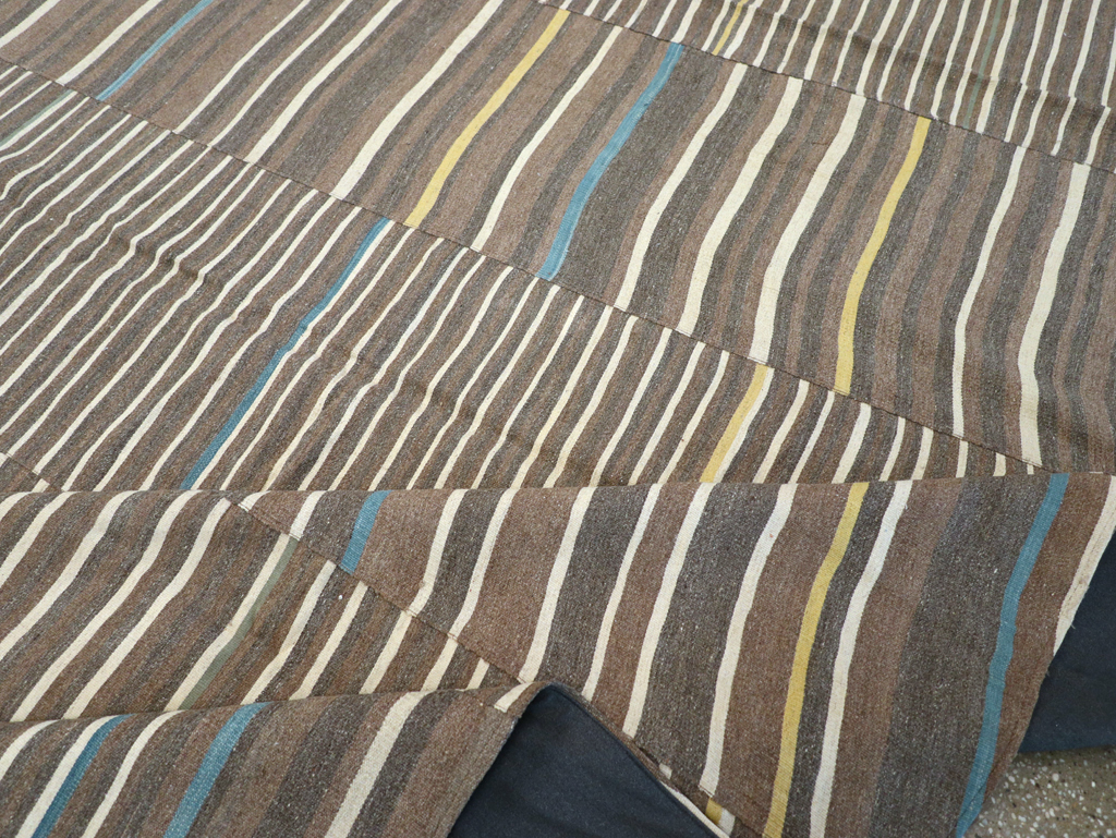 Modern Turkish Flatweave Large Room Size Carpet, No.31435 - Galerie Shabab