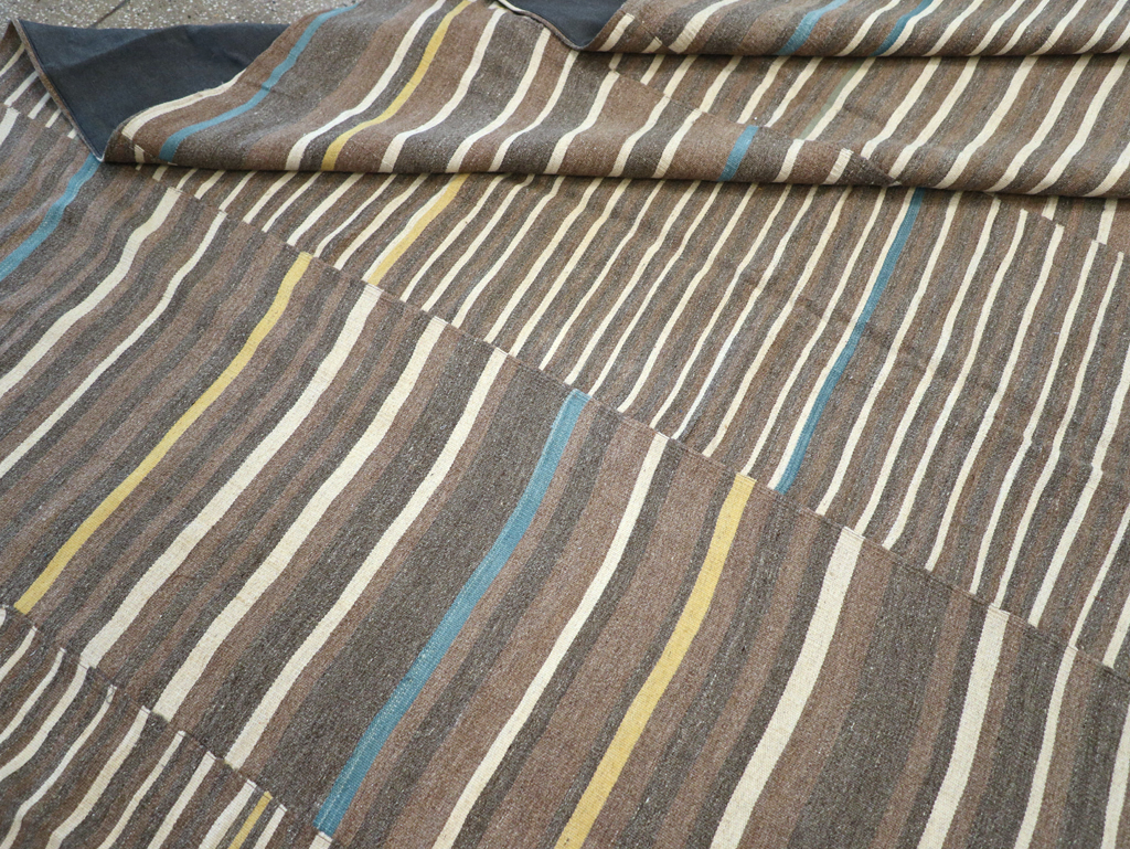 Modern Turkish Flatweave Large Room Size Carpet, No.31435 - Galerie Shabab