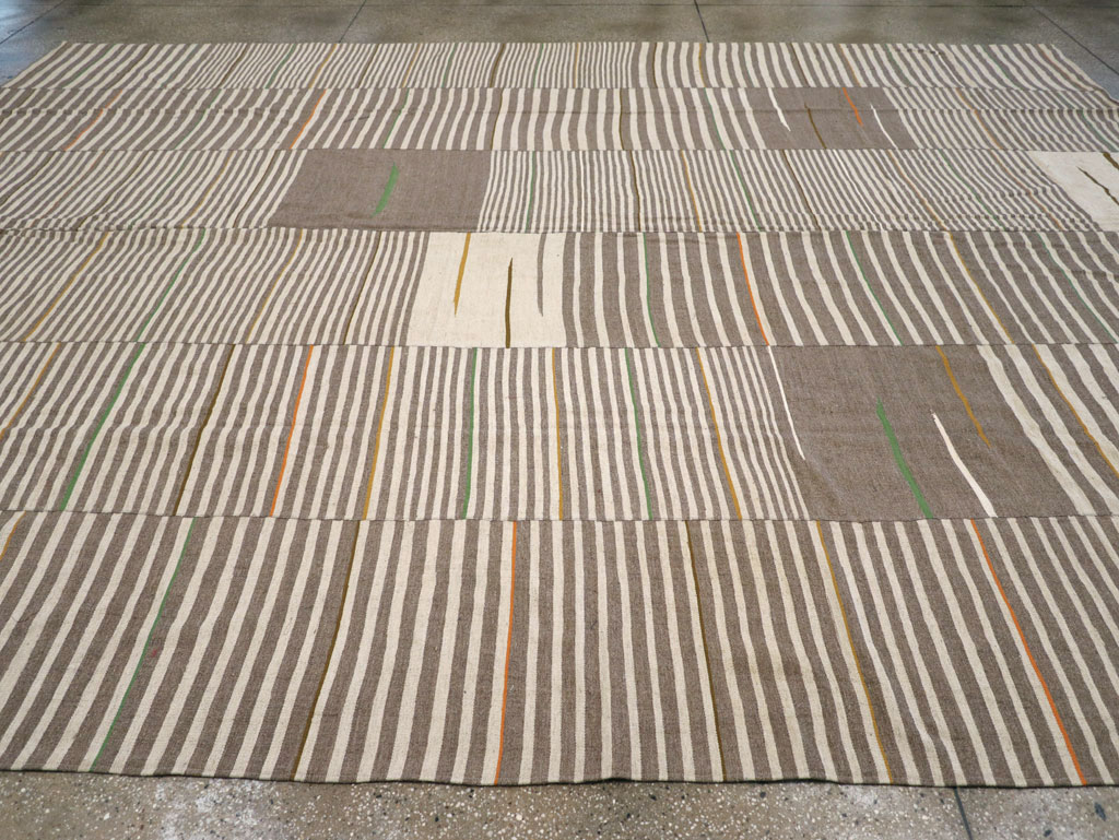 Modern Turkish Flatweave Large Room Size Carpet, No.31436 - Galerie Shabab