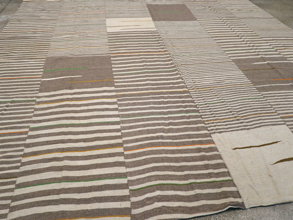 Modern Turkish Flatweave Large Room Size Carpet, No.31436 - Galerie Shabab