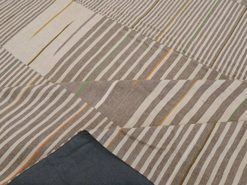 Modern Turkish Flatweave Large Room Size Carpet, No.31436 - Galerie Shabab