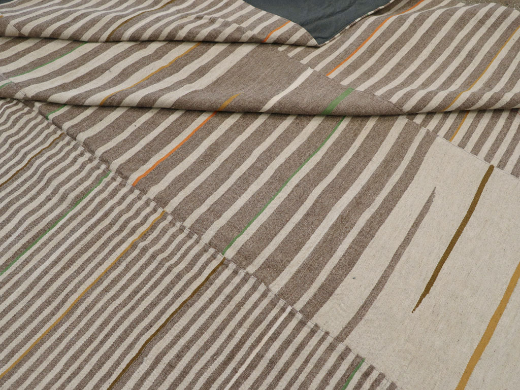 Modern Turkish Flatweave Large Room Size Carpet, No.31436 - Galerie Shabab