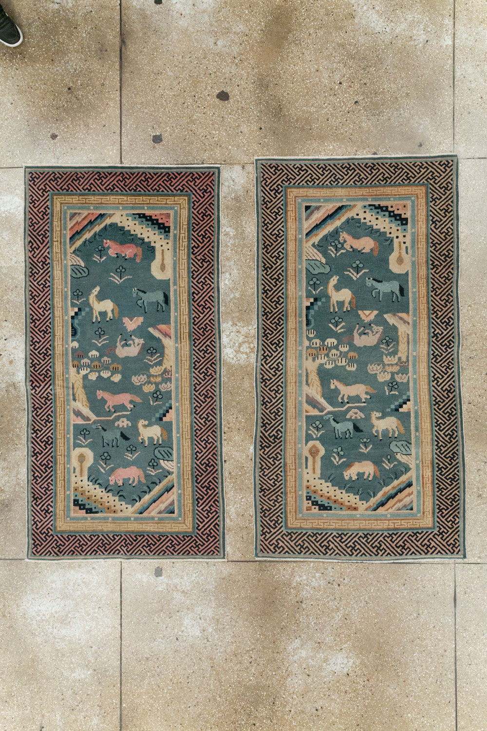 Antique Chinese Pictorial Throw Rug, No.31444 - Galerie Shabab