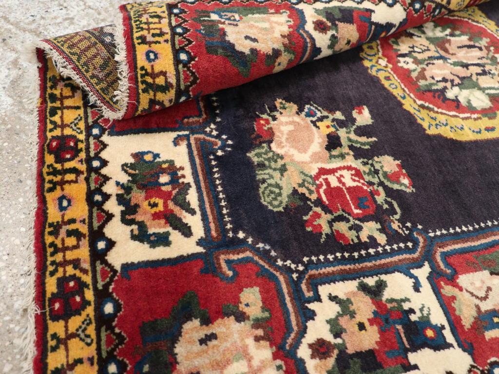 Vintage Persian Bakhtiari Throw Rug, No.31449 - Galerie Shabab