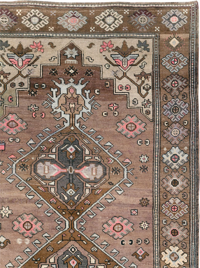 Vintage Turkish Anatolian Tribal Room Size Carpet, No.31467 - Galerie Shabab