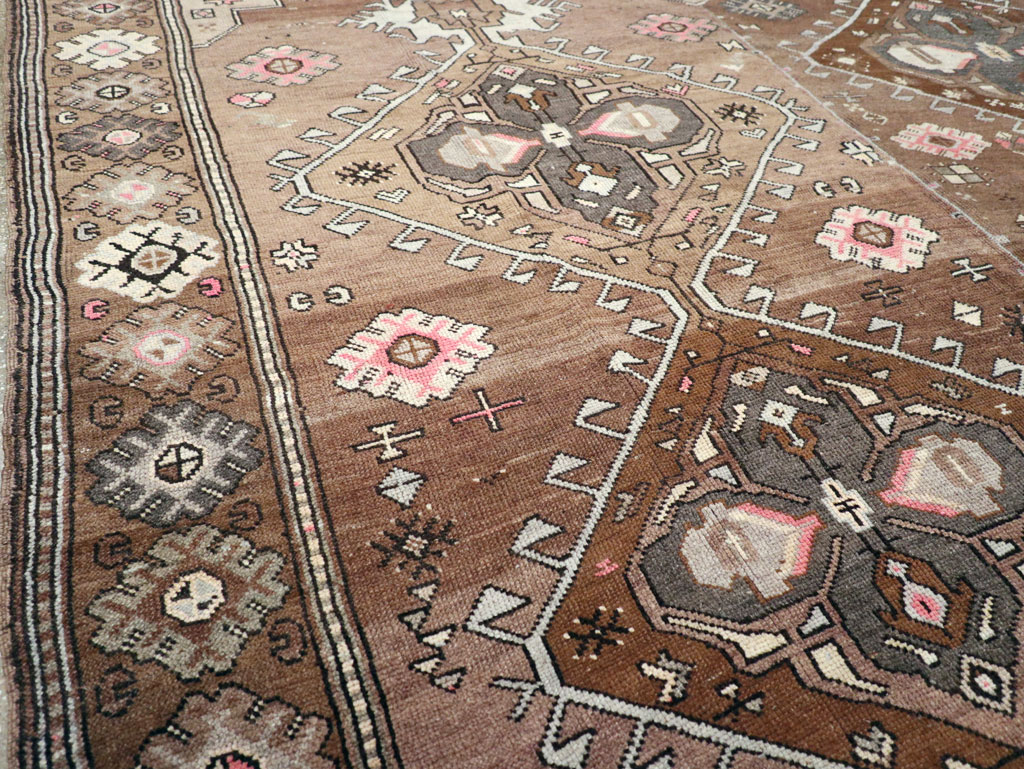 Vintage Turkish Anatolian Tribal Room Size Carpet, No.31467 - Galerie Shabab