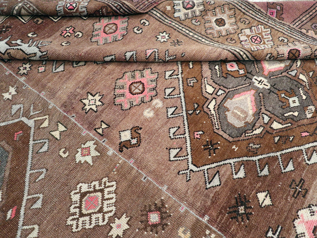 Vintage Turkish Anatolian Tribal Room Size Carpet, No.31467 - Galerie Shabab
