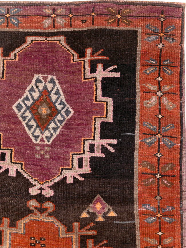 Vintage Turkish Anatolian Small Room Size Carpet, No.31479 - Galerie Shabab