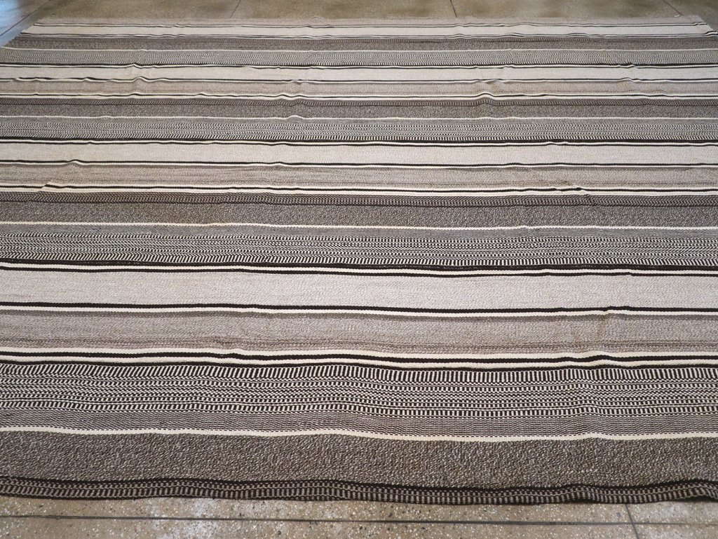 Modern Turkish Flatweave Large Room Size Carpet, No.31541 - Galerie Shabab