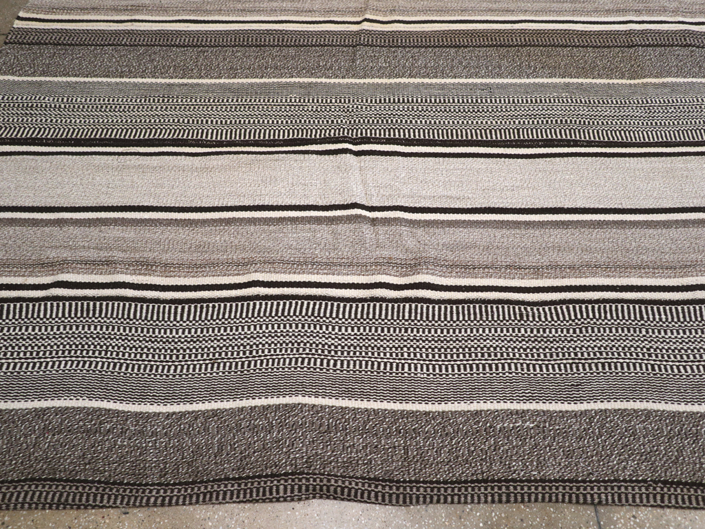 Modern Turkish Flatweave Large Room Size Carpet, No.31541 - Galerie Shabab