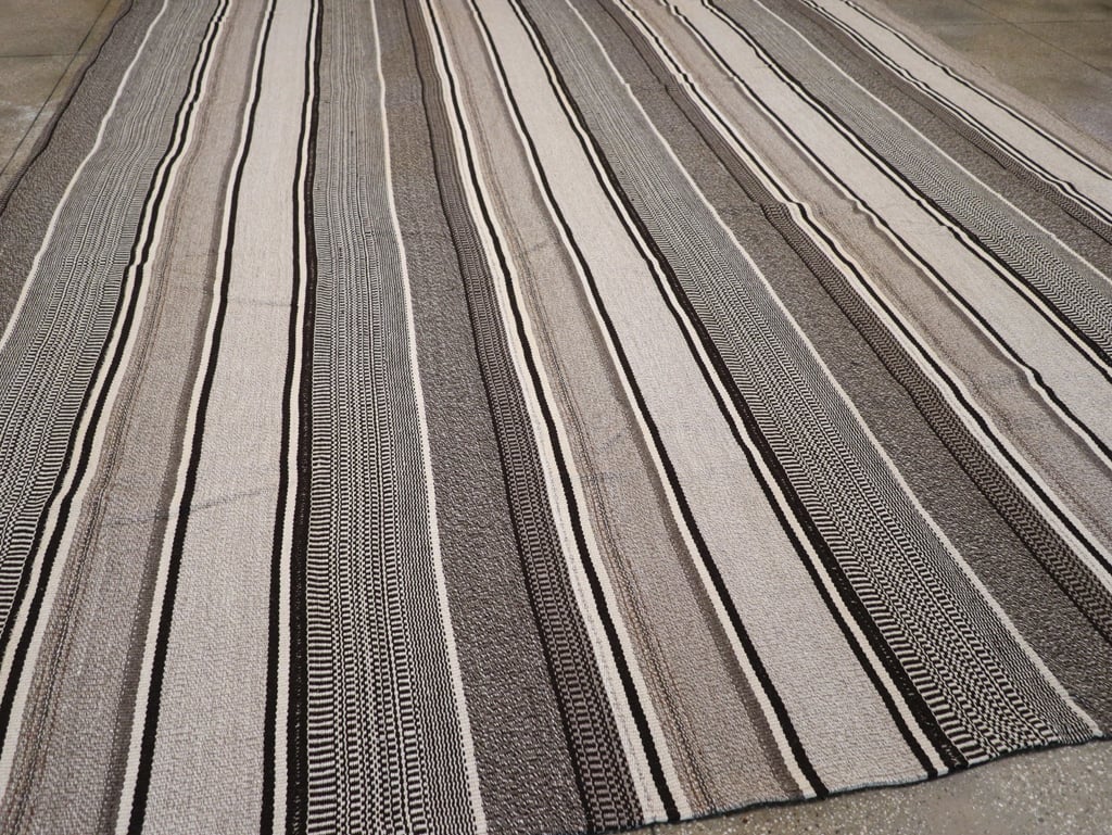 Modern Turkish Flatweave Large Room Size Carpet, No.31541 - Galerie Shabab