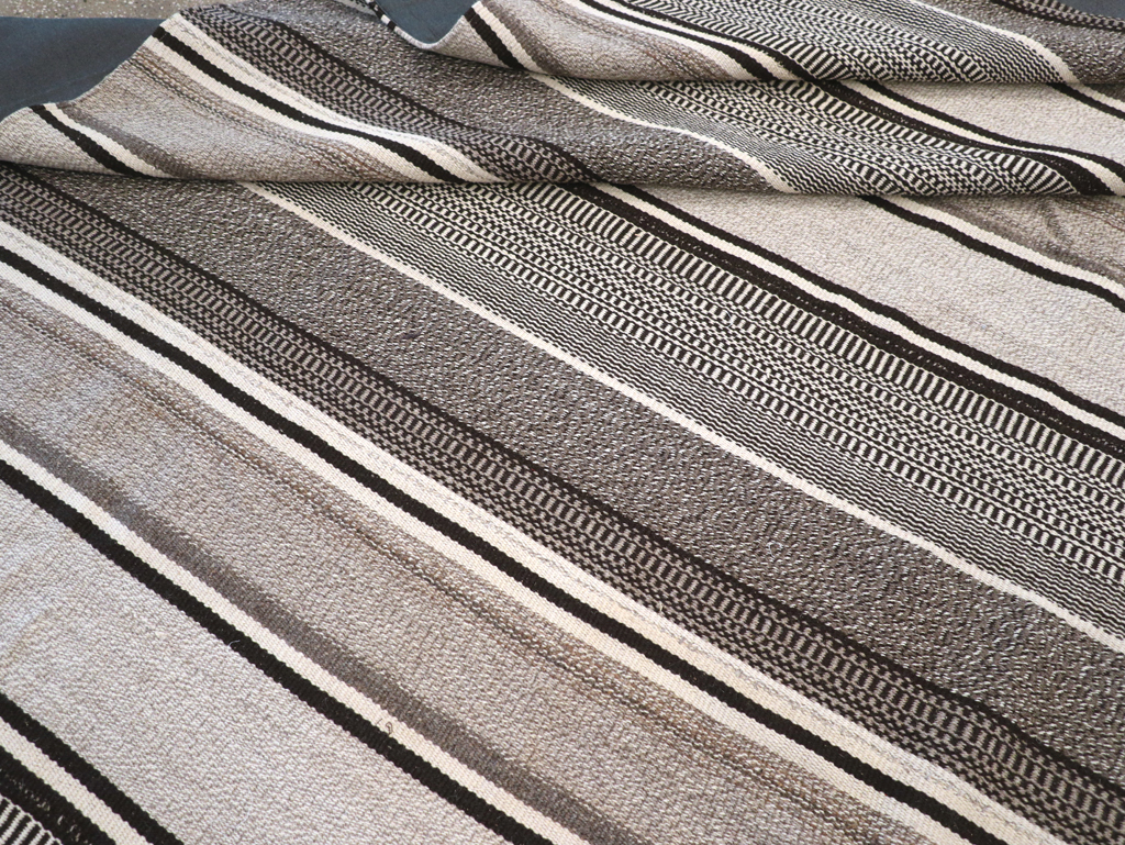 Modern Turkish Flatweave Large Room Size Carpet, No.31541 - Galerie Shabab