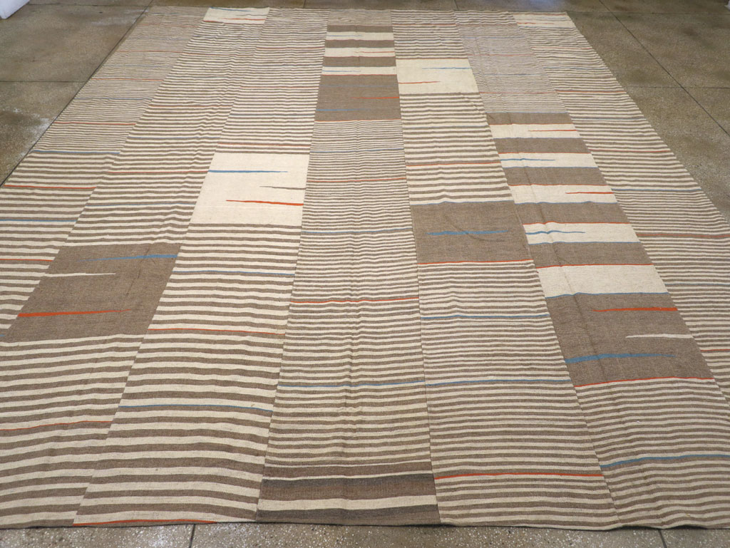 Modern Turkish Flatweave Large Room Size Carpet, No.31543 - Galerie Shabab